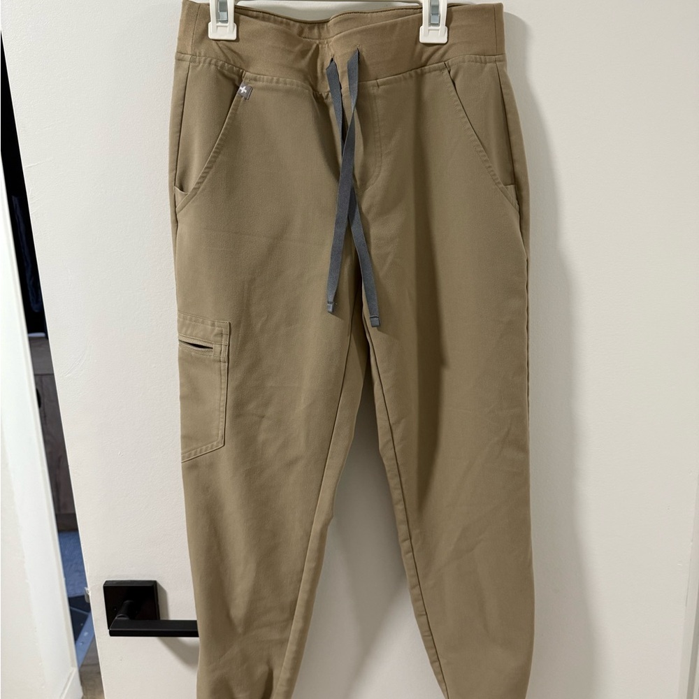 Figs Women's Latte Jogger Scrub Pants